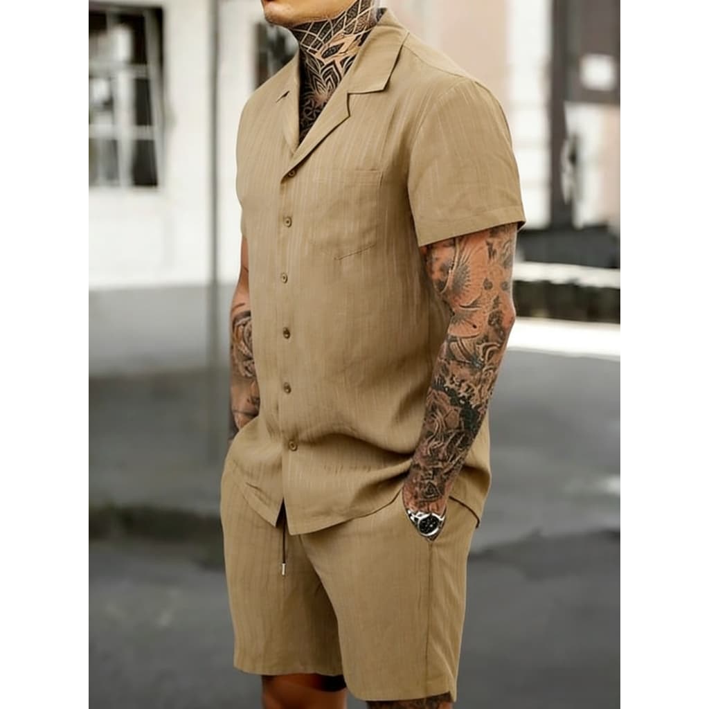 Camisa masculina lisa com botões e calções de cintura alta com cordão