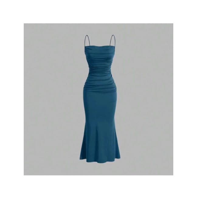 Elegante vestido de noiva com corte sereia e pregas verticais para mulher.