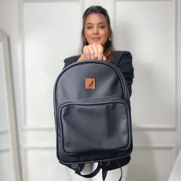 Bolsa Mochila Feminina Couro Sintético, Casual  com bolso na frente Faculdade e Trabalho