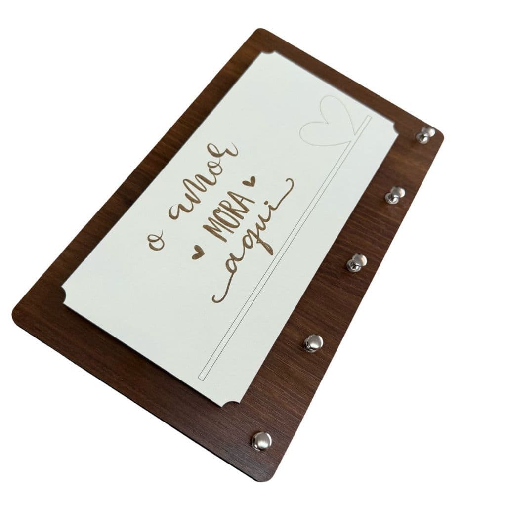 Porta-Chaves Parede MDF Decorativo O Amor Mora Aqui 5 Ganchos Enfeite Religioso