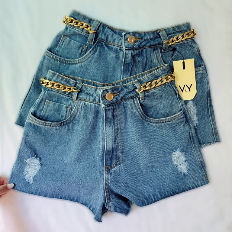 Short Jeans Feminino Cinto Corrente Lateral Dourada Com Bolso