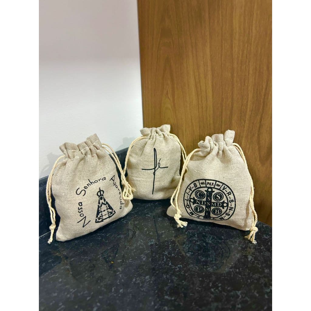 EMBALAGEM PARA PRESENTE RELIGIOSO DE LINHO , NOSSA SENHORA , FÉ E SÃO BENTO , AQUELA EMBALAGEM QUE JÁ E UM PRESENTE!!!