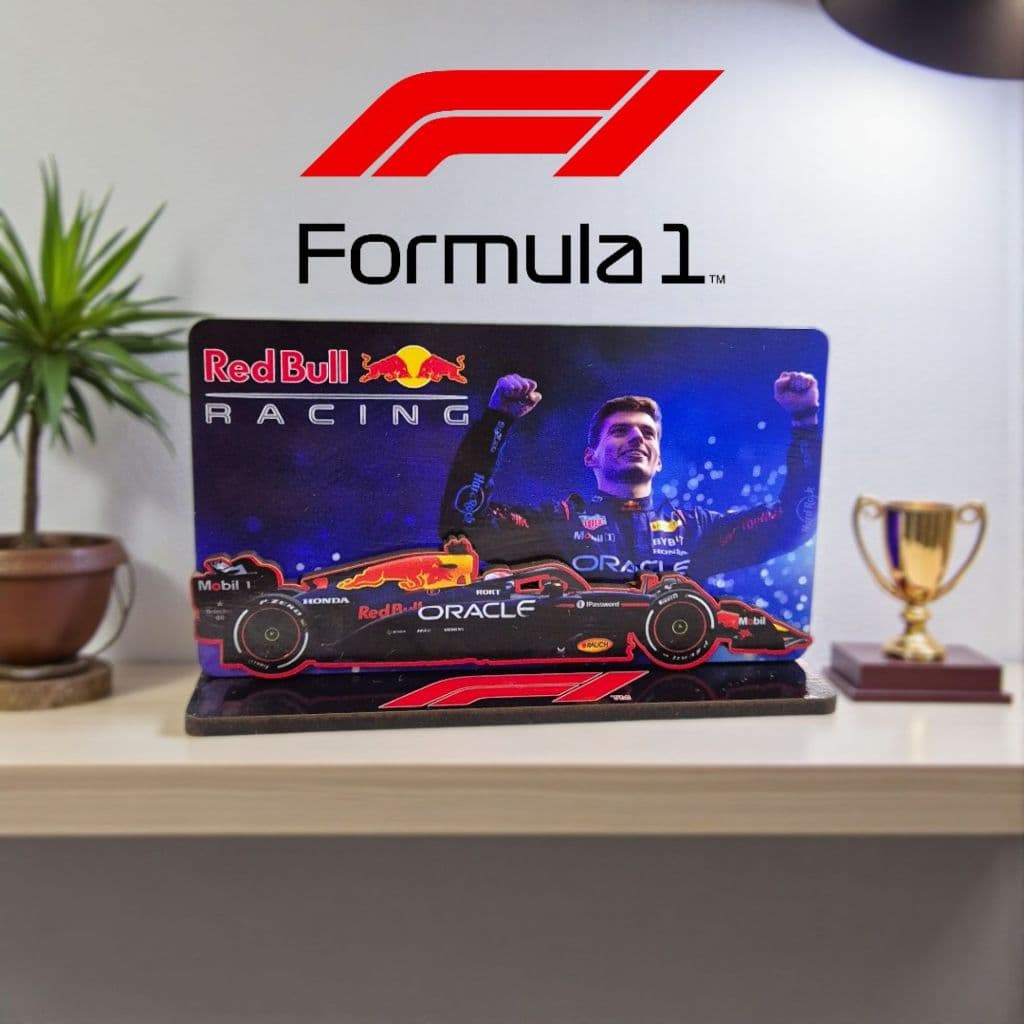 Totem de Mesa MDF 15x9cm com Aplique Max Verstappen F1 Red Bull Racing – Decoração Formula 1