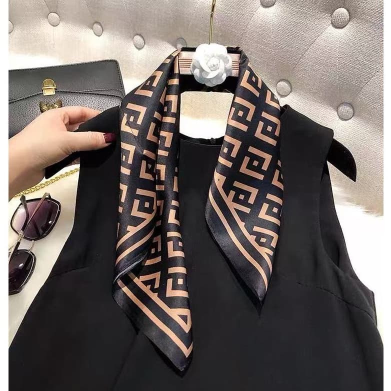 Lenço feminino de cetim com letras, 70x70 cm, pode ser usado no pescoço, no cabelo ou na bolsa.