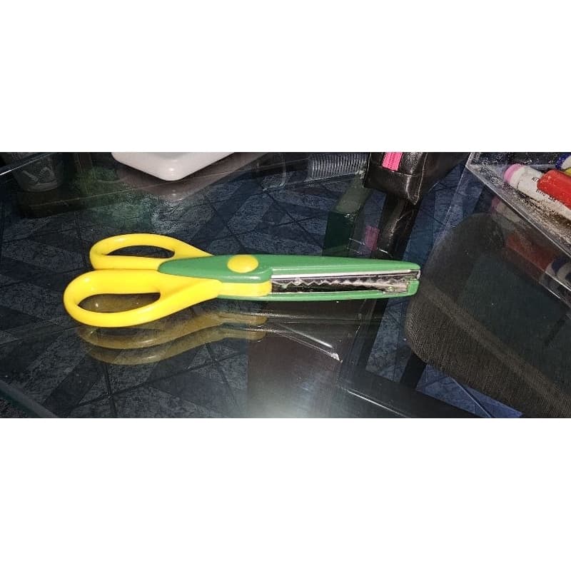 tesoura com corte dentado