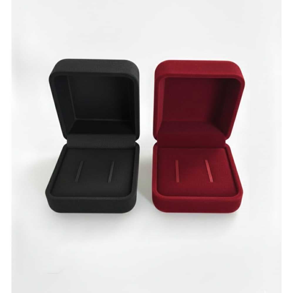 Kit Com Ate 40 Caixinhas Estojo De Veludo tradicional 2 Fendas Para alianças/Anéis Na Cor Preto E Vermelho.