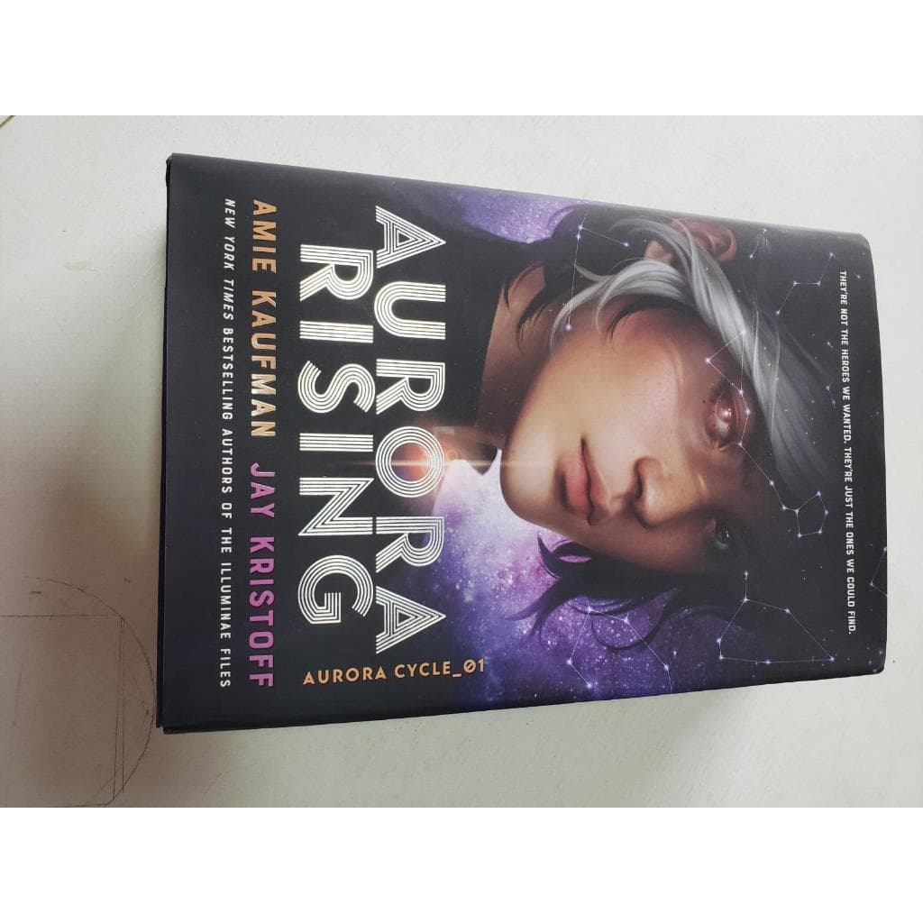 LIVRO INGLES AURORA RISING SEMI NOVO