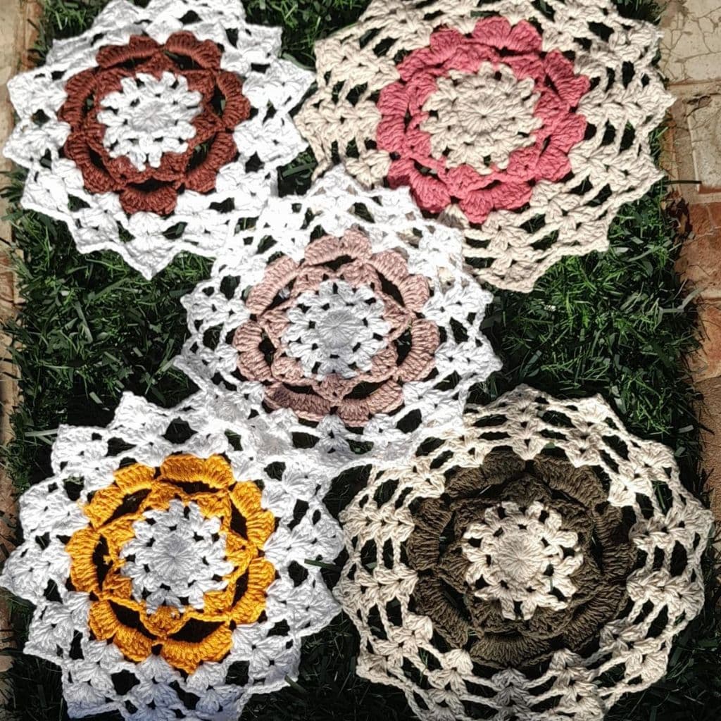Kit com  5 (Cinco) Sousplat de Crochê Toalhinha Em Formato de Flor