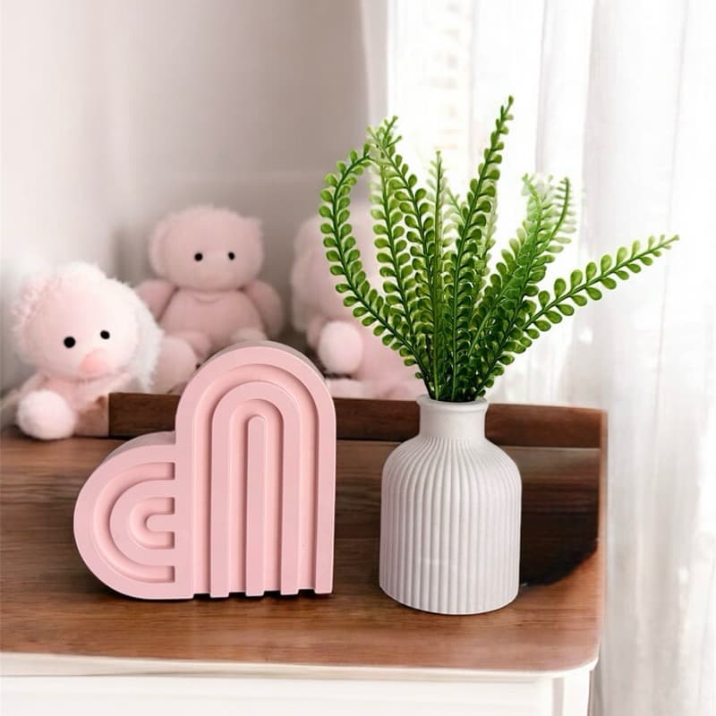 Kit baby, vasinho com folhagem artificial e coração 3D de gesso