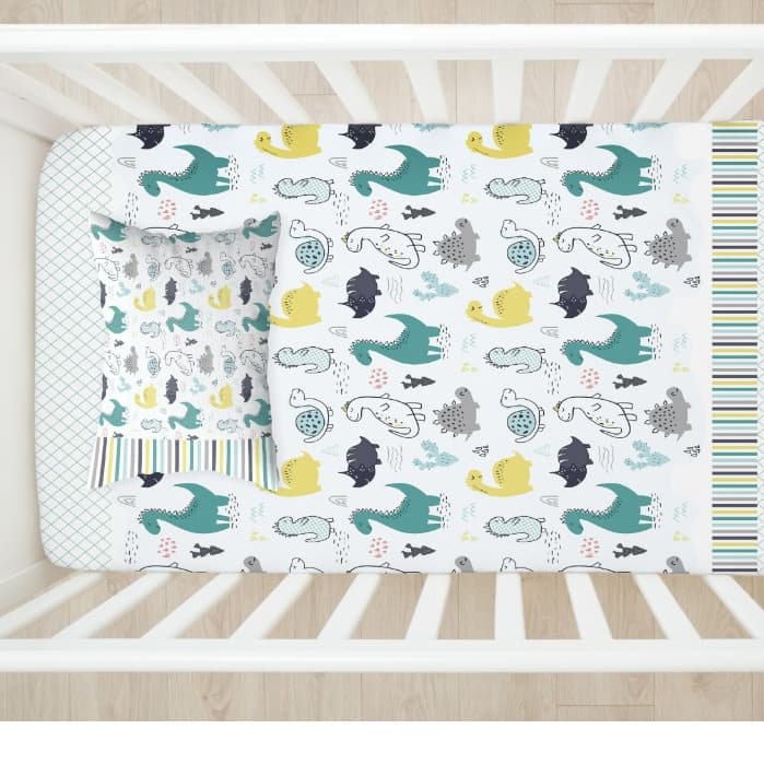 Lençol de Berço Dino p/ Bebê, 2 Peças (Lençol Estampado + Fronha Estampada) Decoração Quarto