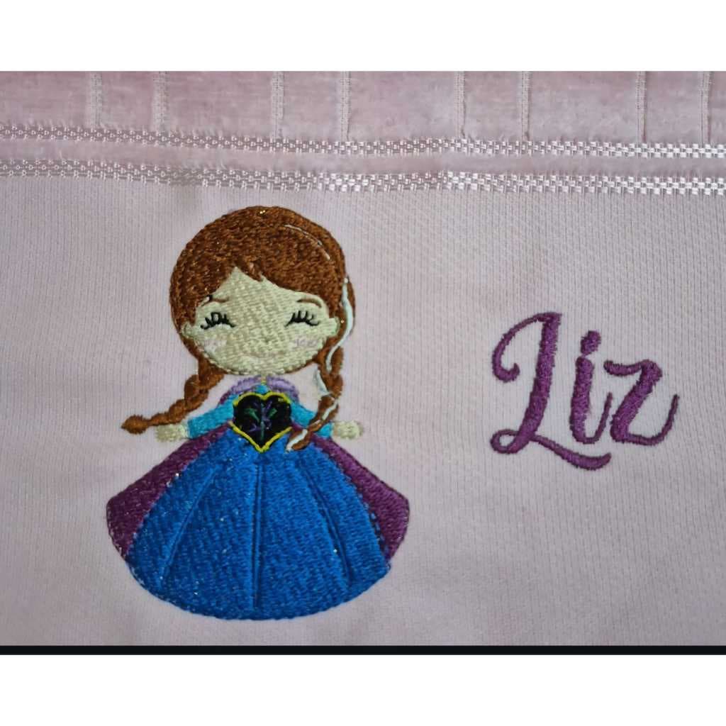 Toalha de Lavabo Bordada Personalizada - Ana Frozen