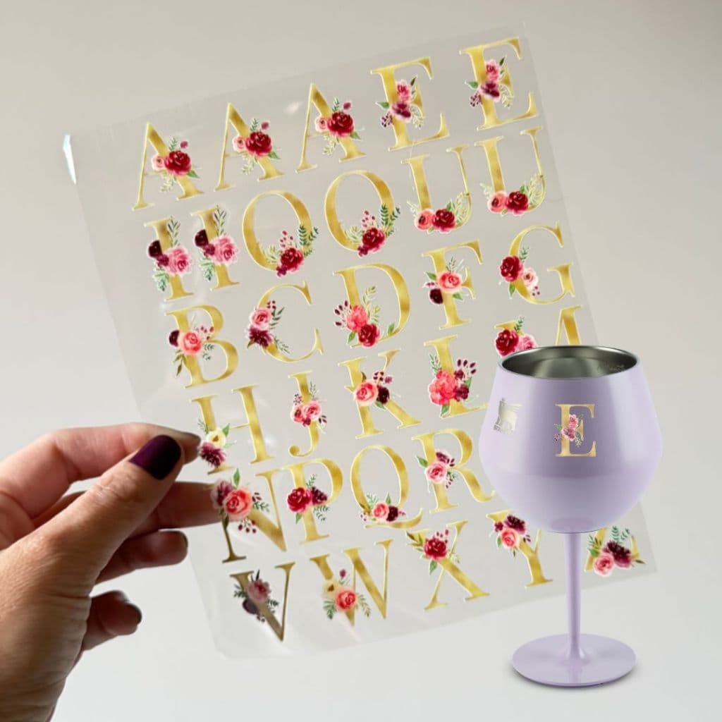 Adesivo DTF UV Letras Decorativas 2,5cm Alfabeto Floral Dourado Permanente e Impermeável Copos, Porcelanas
