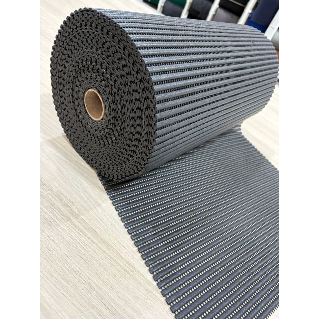 Passadeira Emborrachada Antiderrapante 45cm Largura - Toque Suave e Secagem Rápida cor Preta