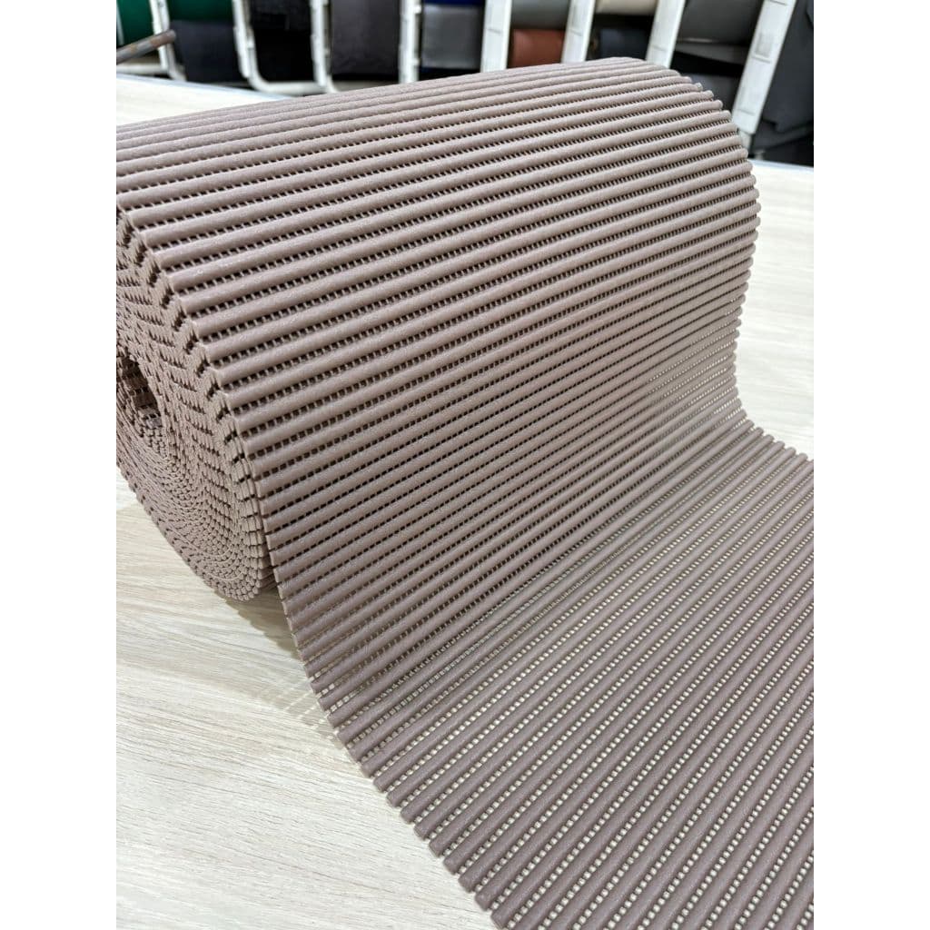 Passadeira Emborrachada Antiderrapante 45cm Largura - Toque Suave e Secagem Rápida cor Marrom