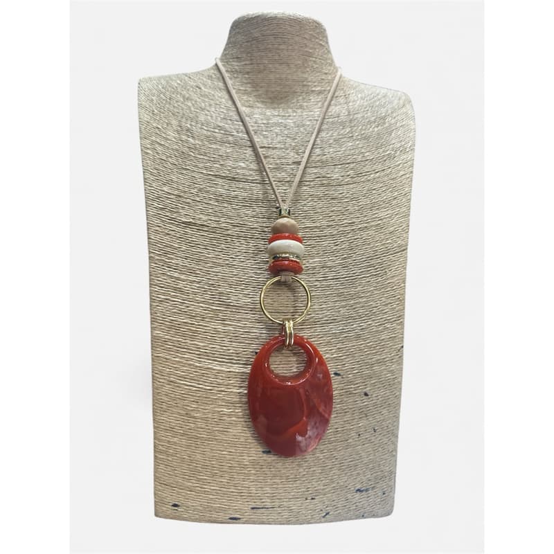 colar  de resina com imitação de pedra com detalhe de argola dourada.