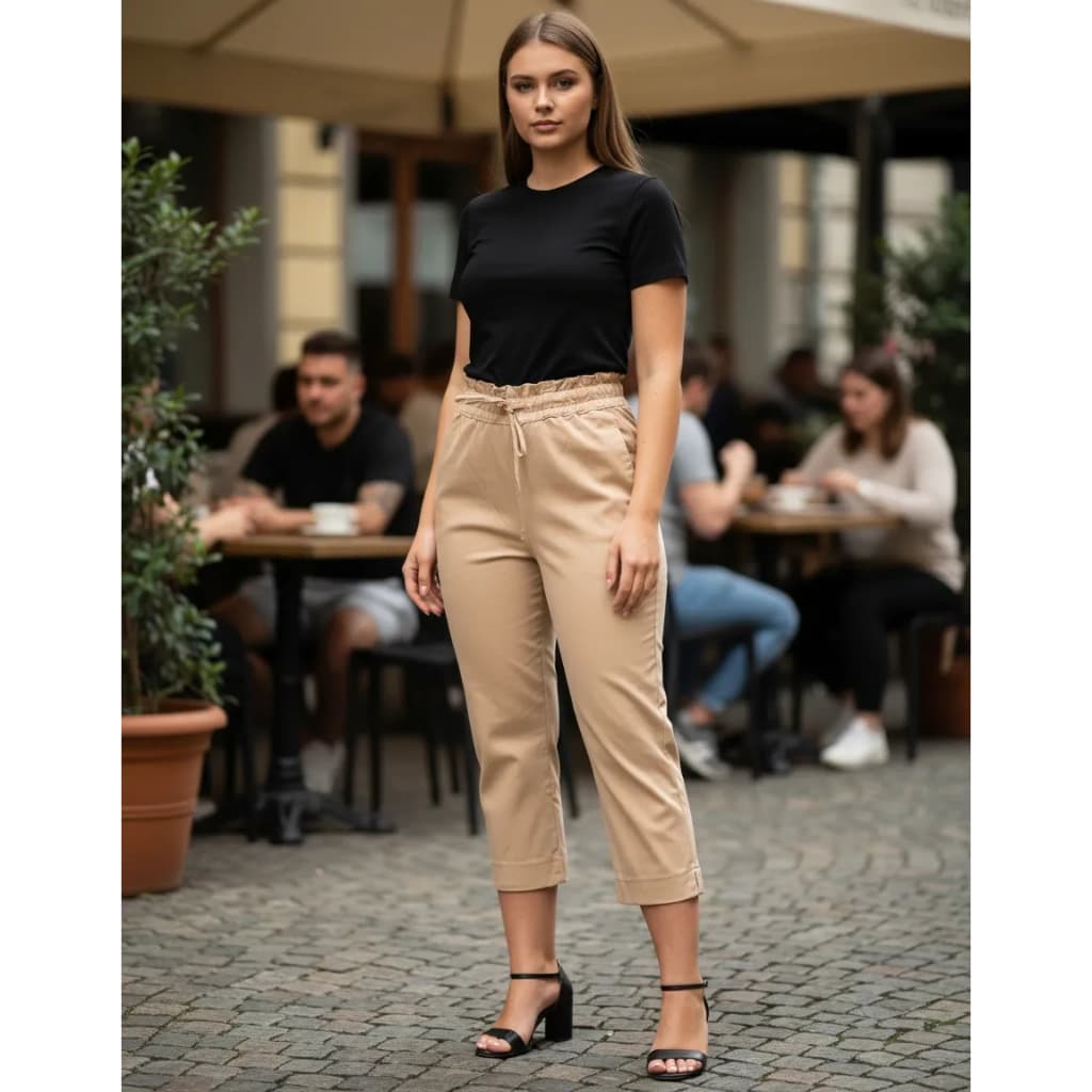 Calça Capri Feminina Clochard Sarja Com Elastano BEGE Cintura Alta Com Elástico e Cordão P/ Amarração Paperbag Cenoura