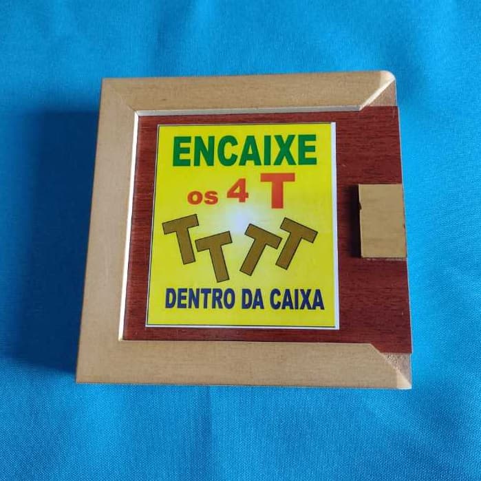 Quebra-cabeça encaixe os 4 T dentro da caixa