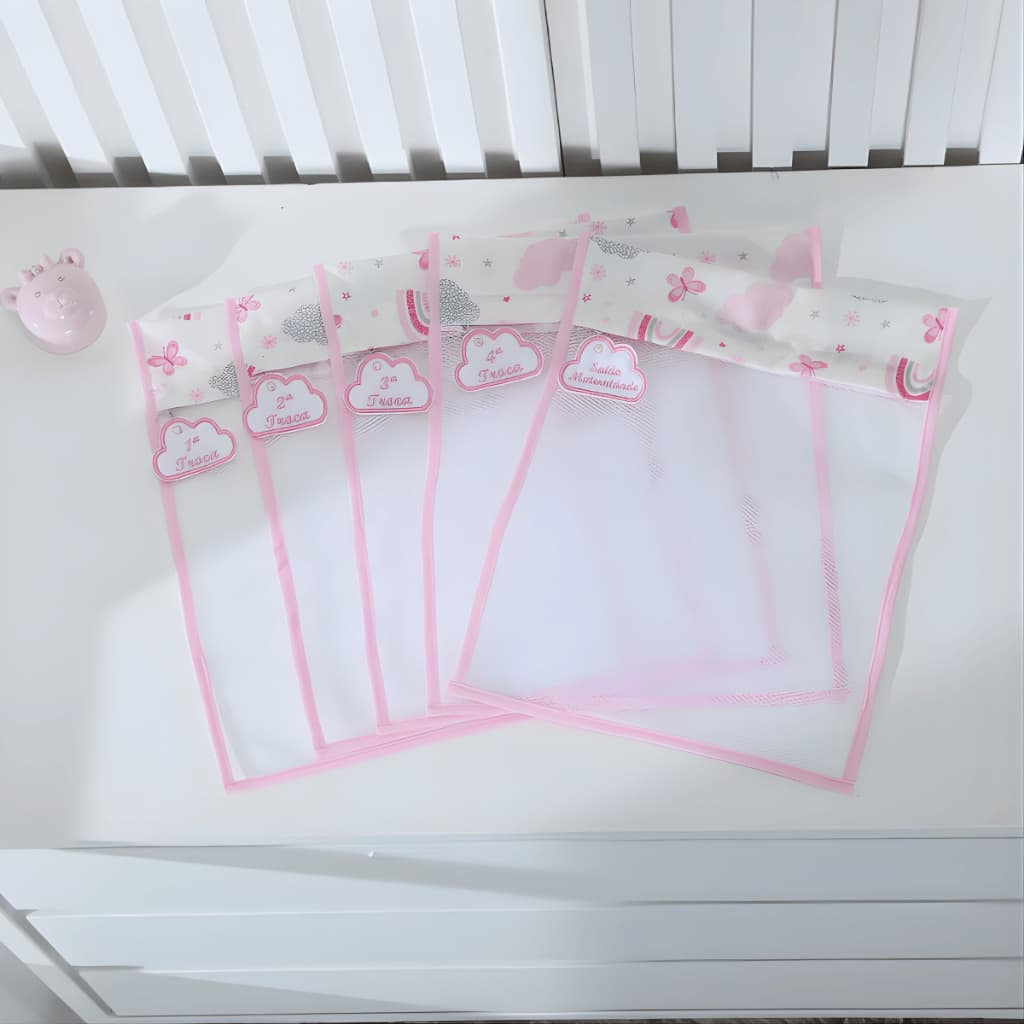 Kit c/ 05 Saquinhos Organizadores Para Bolsa de Maternidade Tule + Tags Bordados Coleção Arco Iris