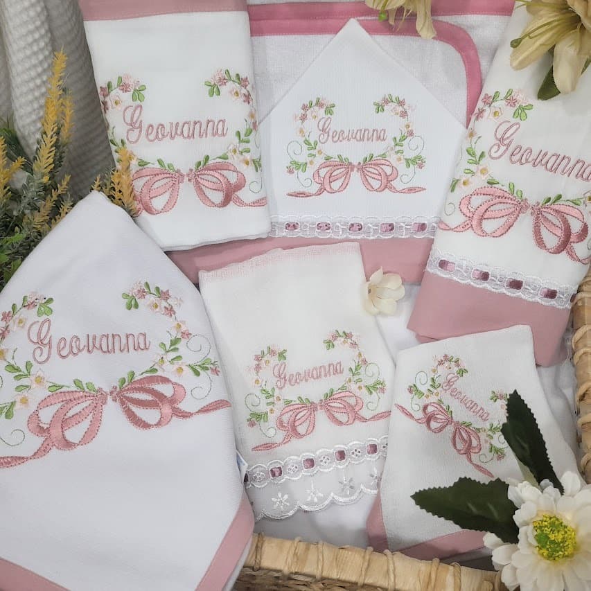 Kit 4 pças -Toalha De Capuz  + Toalha Fralda + Fralda + Lencinho de Boca Para Menina Personalizado