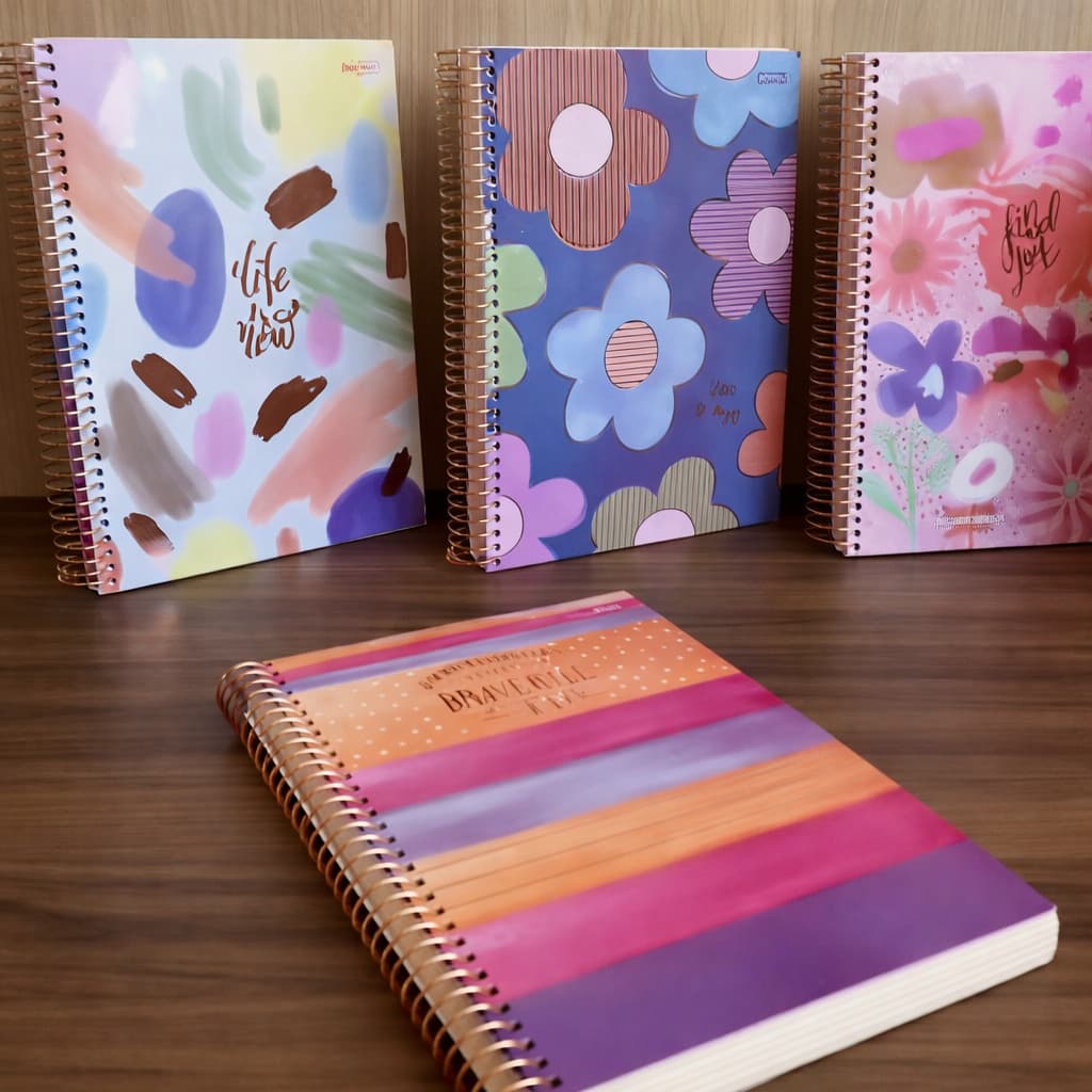 Caderno Universitário Grande Feminino La Creme 15 Matérias – Capa Dura com Adesivos Para uso Escolar e Escritório