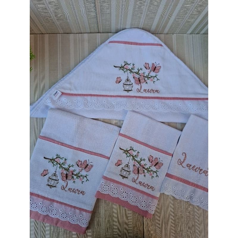 kit Enxoval Bebê personalizado toalha fralda capuz, 3 fraldas de boca Menina Menino borboletas flores  maternidade pov