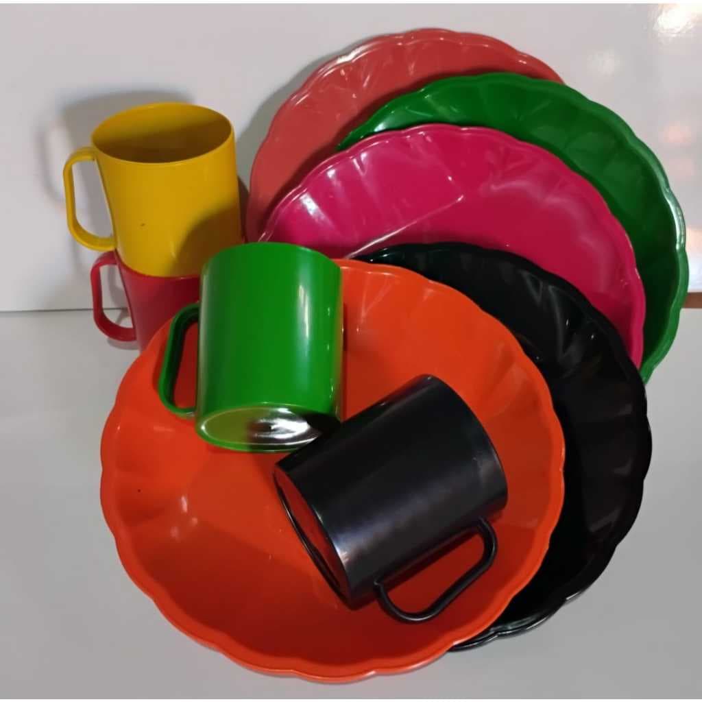 Prato Modelo Concha + Caneca 400ml Mix de Cor Plástico Resistente. Kit 4 á 30 Un.. Festa/Infantil/Almoço/Jantar.