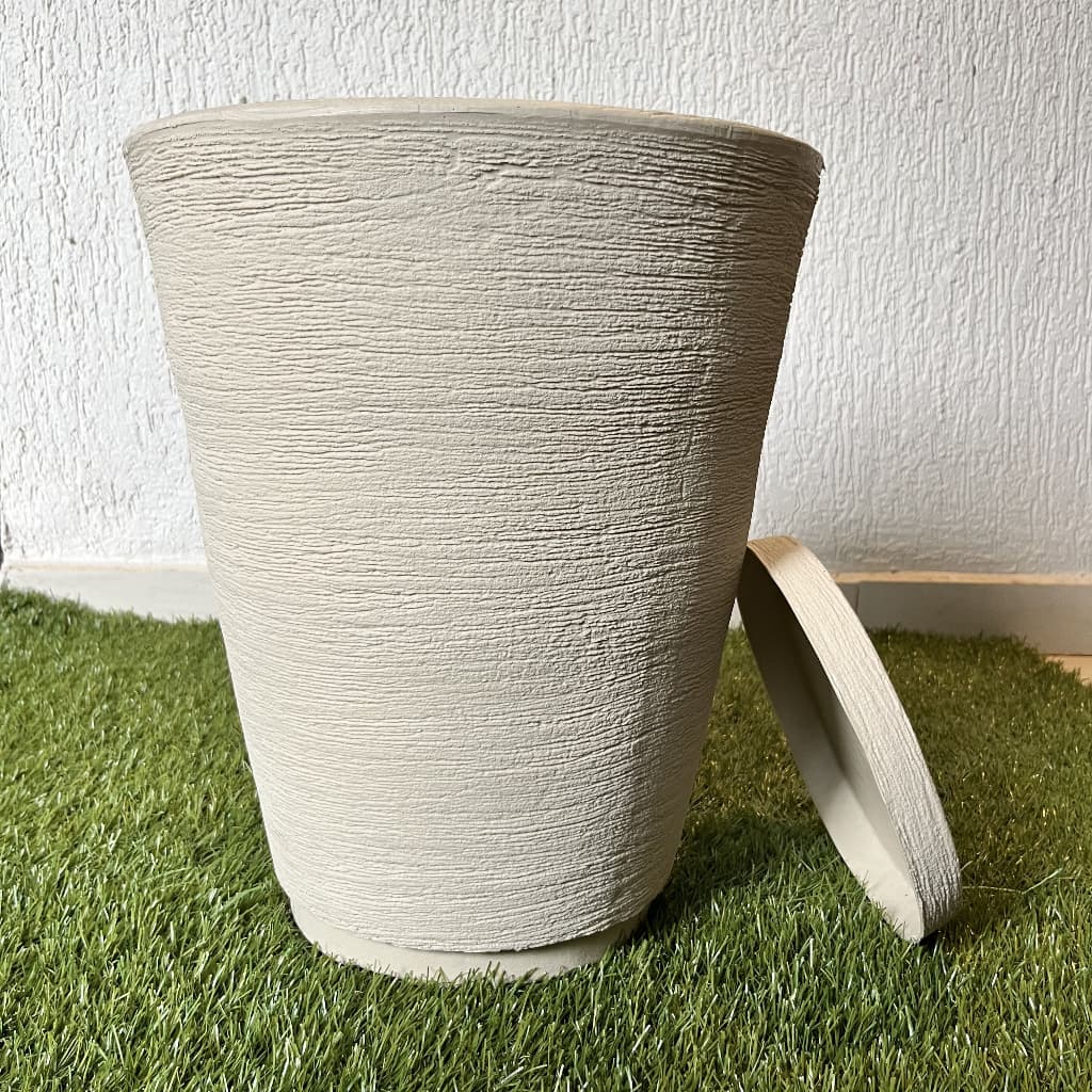 Vaso Decorativo Polietileno para Plantas Coluna Cone Redonda Com Prato Medidas 36x31x21cm