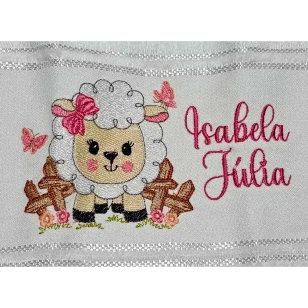 Toalha de Mão bordado com nome personalizado - Ovelhinha Escolar