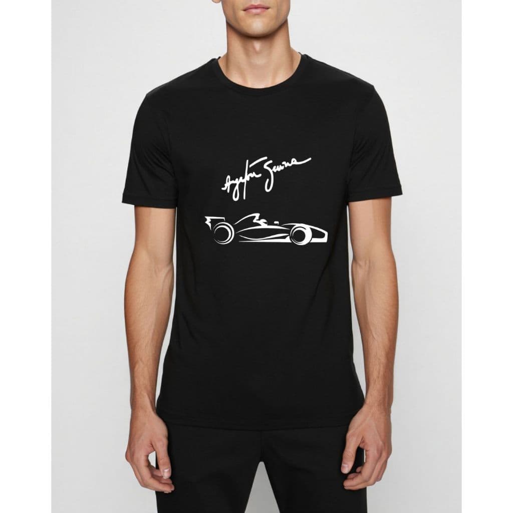 Camiseta Masculina Ayrton Senna Estampa Carro Fórmula 1 Algodão Premium Gola Redonda Preta e Branca.