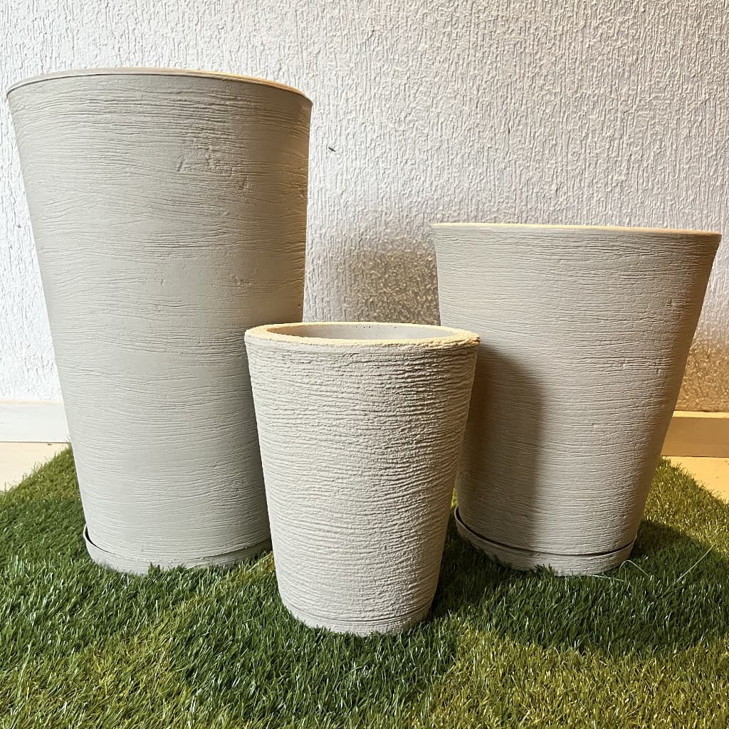 Kit Com 3 Vasos Decorativos Polietileno para Plantas Coluna Cone Redonda Com Prato Tam PP, P & M