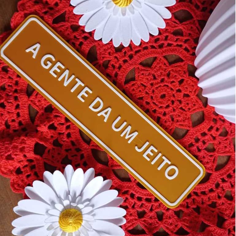Placa decorativa A GENTE DA UM JEITO (20x5cm) Plaquinha PLA com frases divertidas Escrita em Relevo