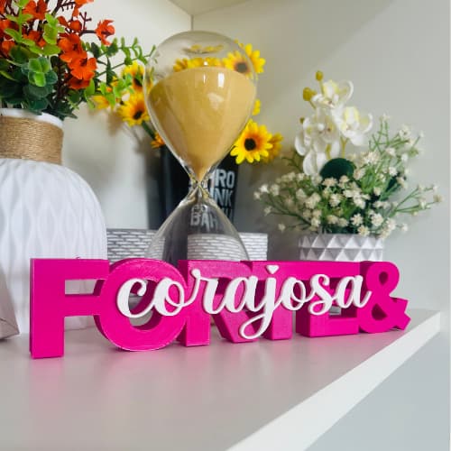 Letreiro Decorativo Forte & Corajosa | Decoração Motivacional | Presente Feminino