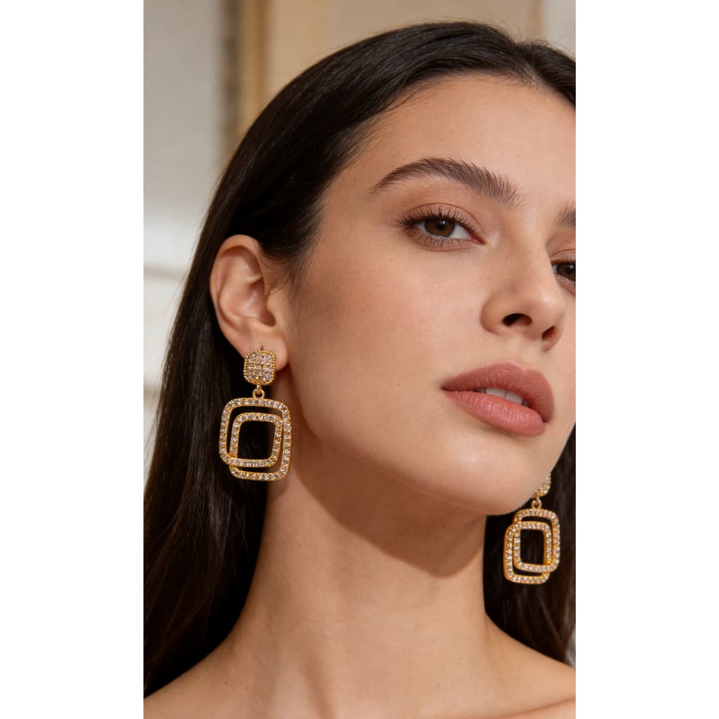 Brinco delicado Cravejado com pedrinhas Zircônia folheado a prata925 e ouro18k