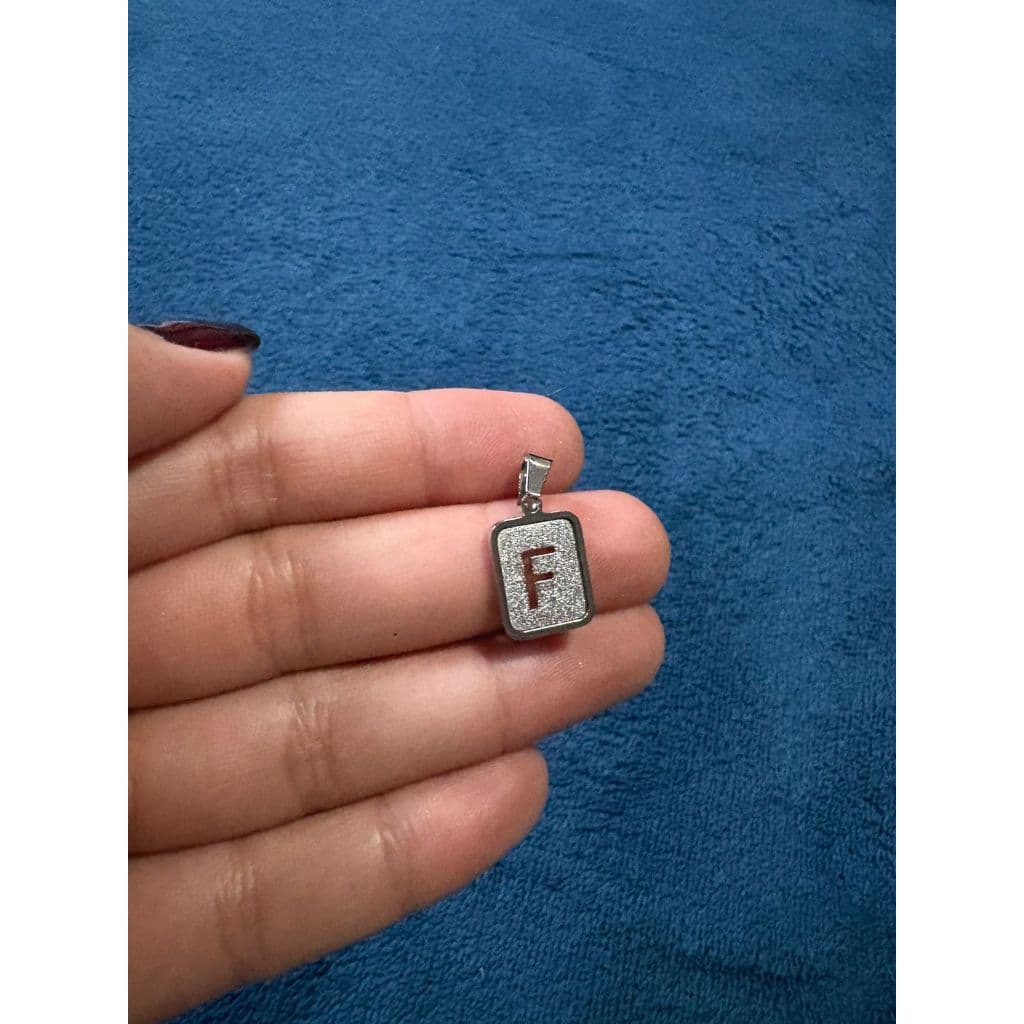 Pingente Prateado Cintilante de Aço Inox Letra V, F.