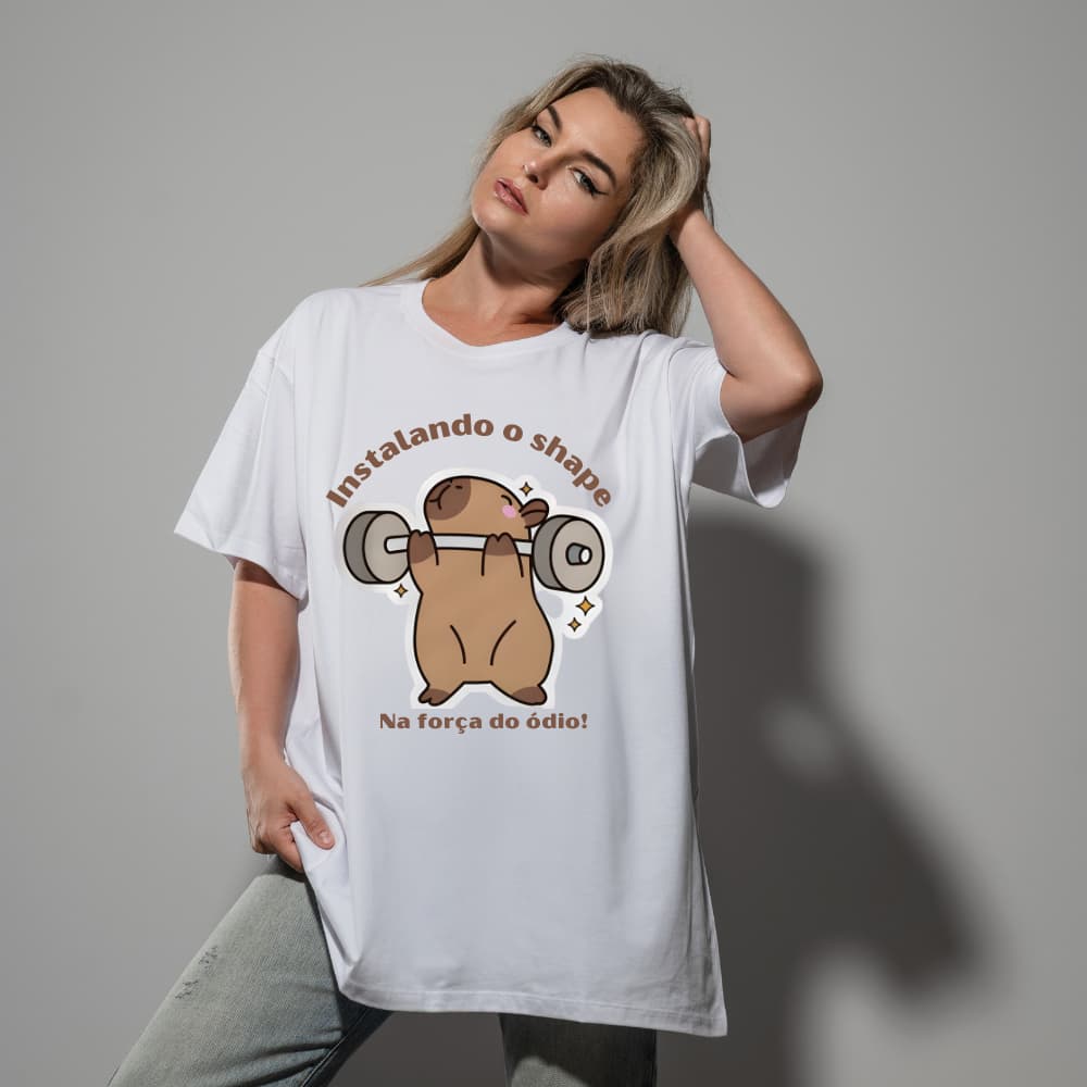 CAMISETA CAMISA OVERSIZED UNISSEX ALGODAO PERSONALIZADA BRANCA EU INSTALANDO O CHAPE NA FORÇA DO ODIO ESTAMPADA FEMININA
