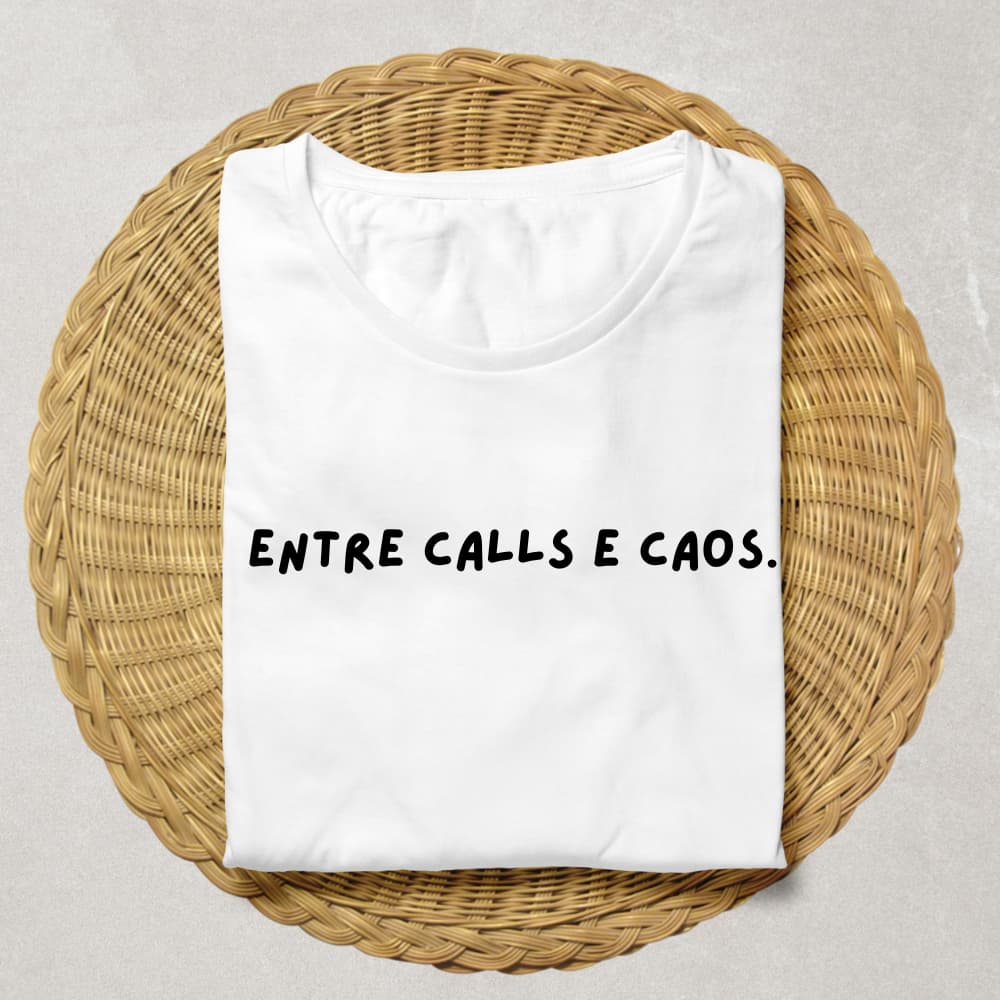 CAMISETA CAMISA OVERSIZED UNISSEX ALGODAO PERSONALIZADA BRANCA ENTRE CALLS E CAOS ESTAMPADA FEMININA