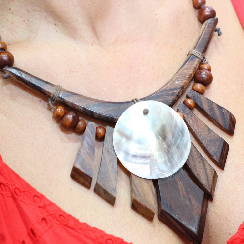 Maxi Colar Boho em Madeira com Pingente de Madrepérola | Ajustável | Sem Metal