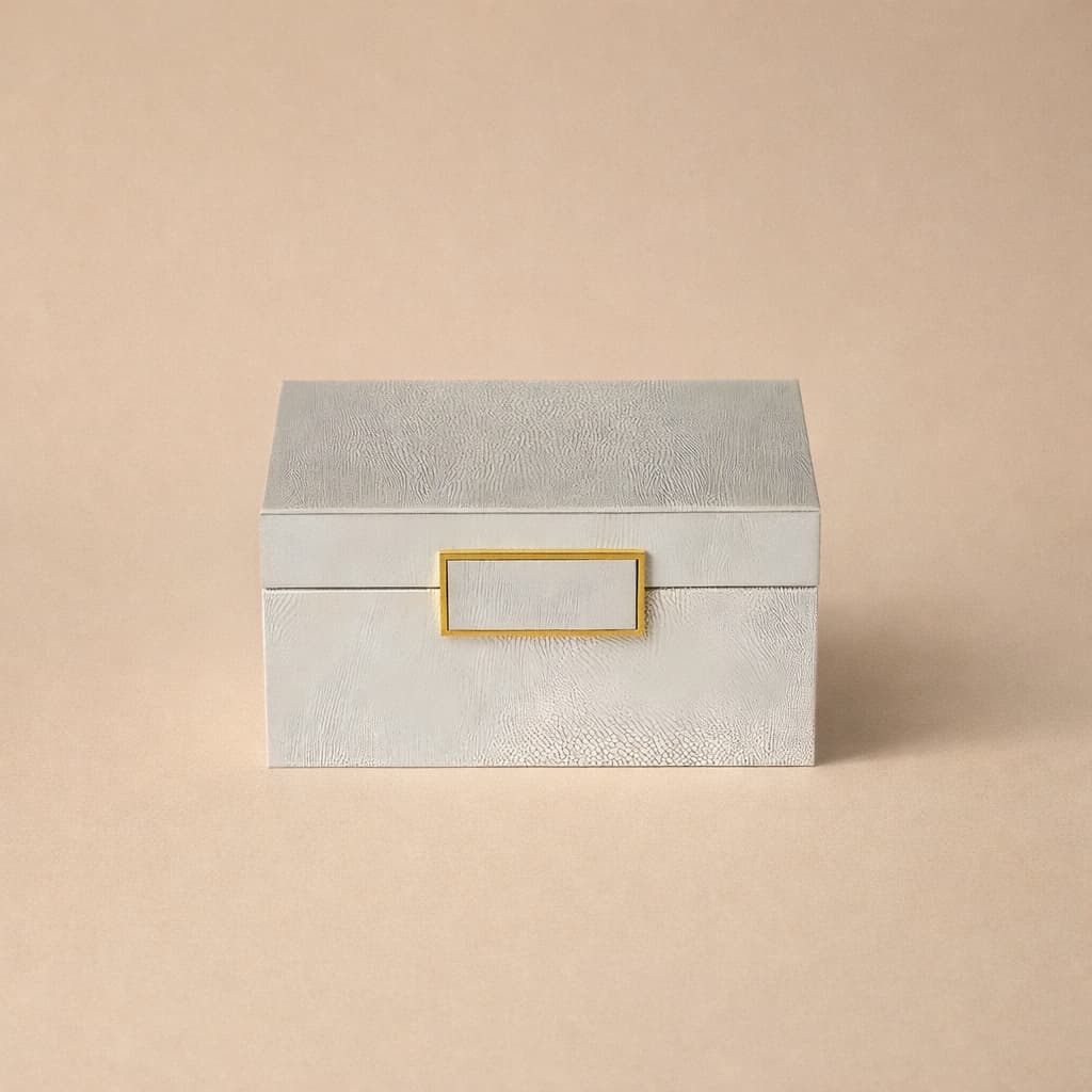 Caixa Decorativa Cinza 20x12x10cm Fecho Quadrado Com Detalhes Dourados Decoração Sala