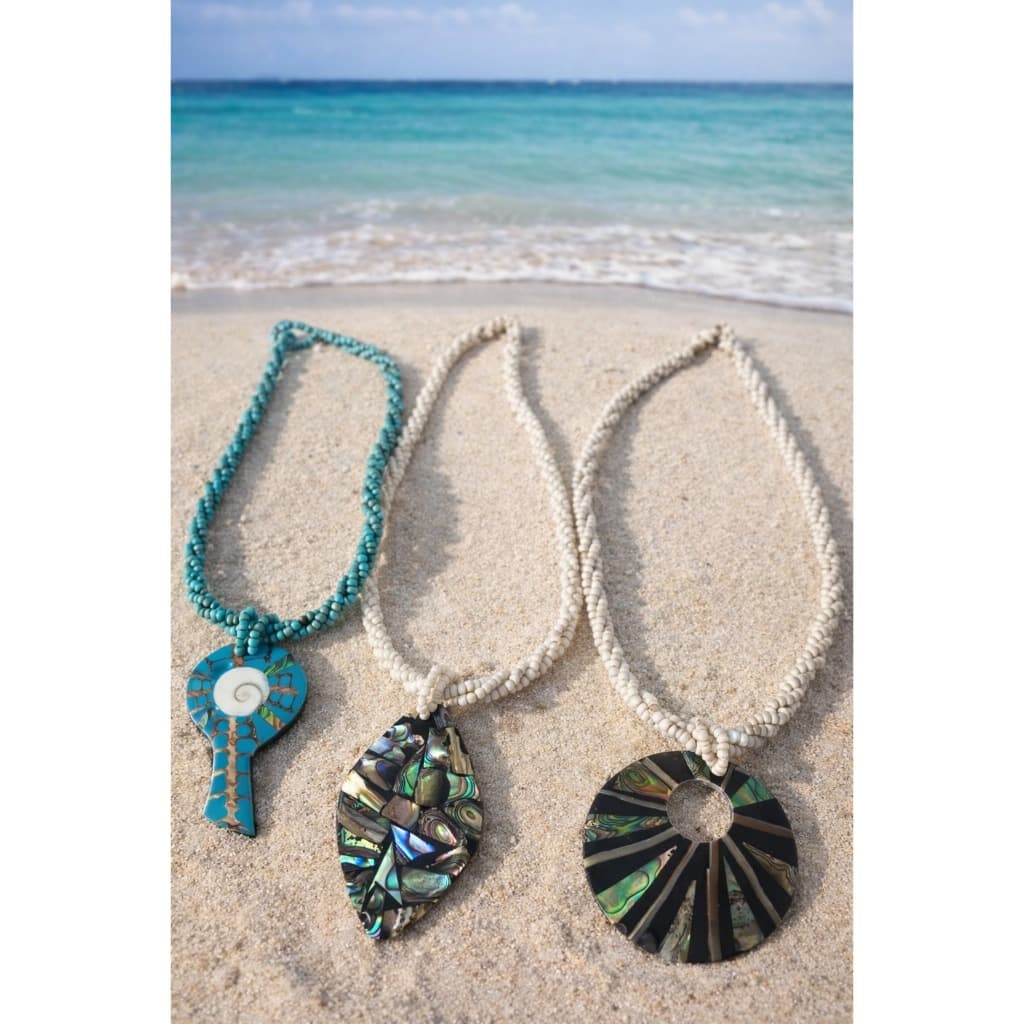 Colar feminino Artesanal com Contas Naturais e Pingente de Madrepérola Abalone /– Estilo Praia