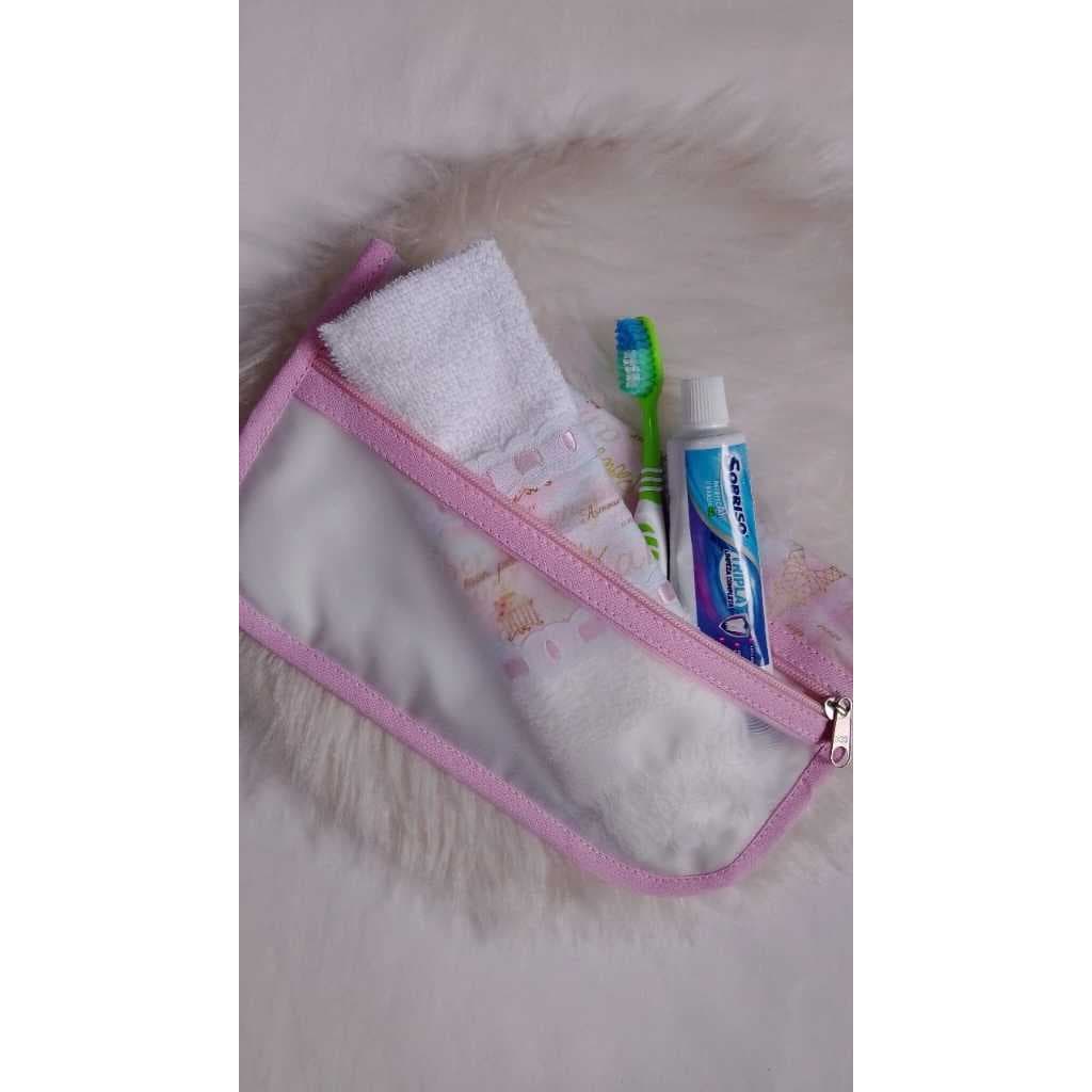 KIT TOALHA FELPUDA + BOLSINHA HIGIÊNICA