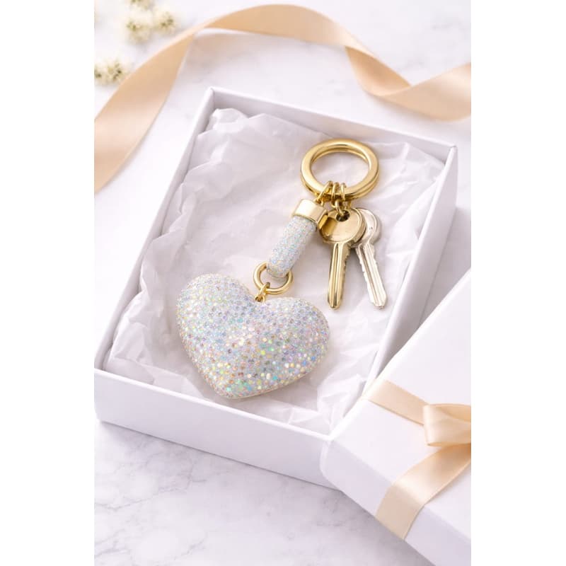 Chaveiro coração com pedrinhas de strass. material: metálico dourado.