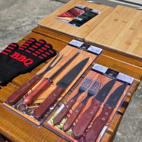 KITS PARA CHURRASCO - FACA, CHAIRA, GARFO, TÁBUA DE CARNE, LUVA E TALHERES
