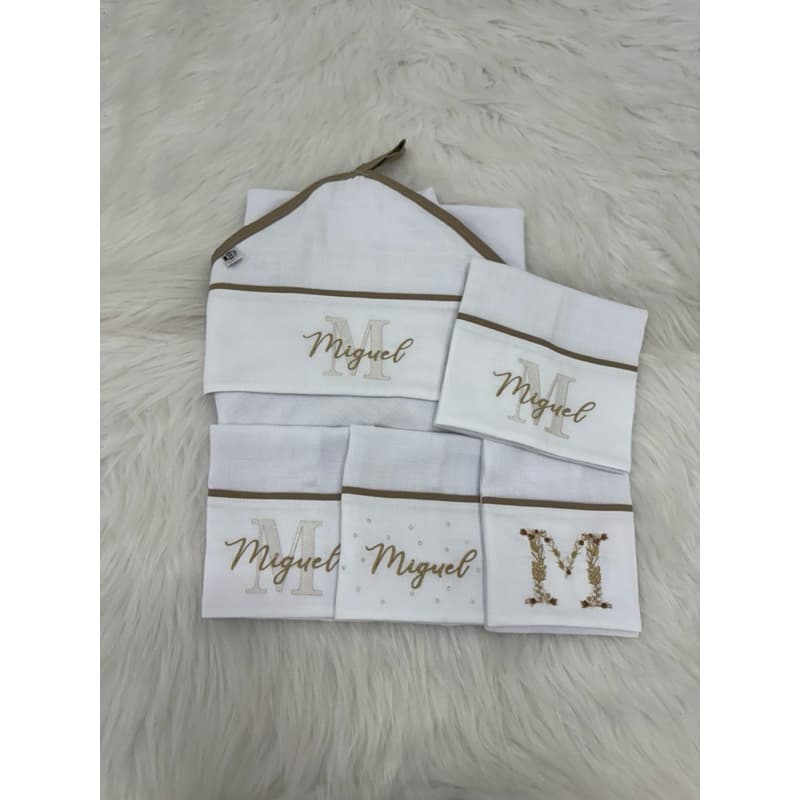 kit banho e fraldas personalizadas nome do bebê, contendo 1 toalha fralda dupla + 1 passeio + 3 bocas