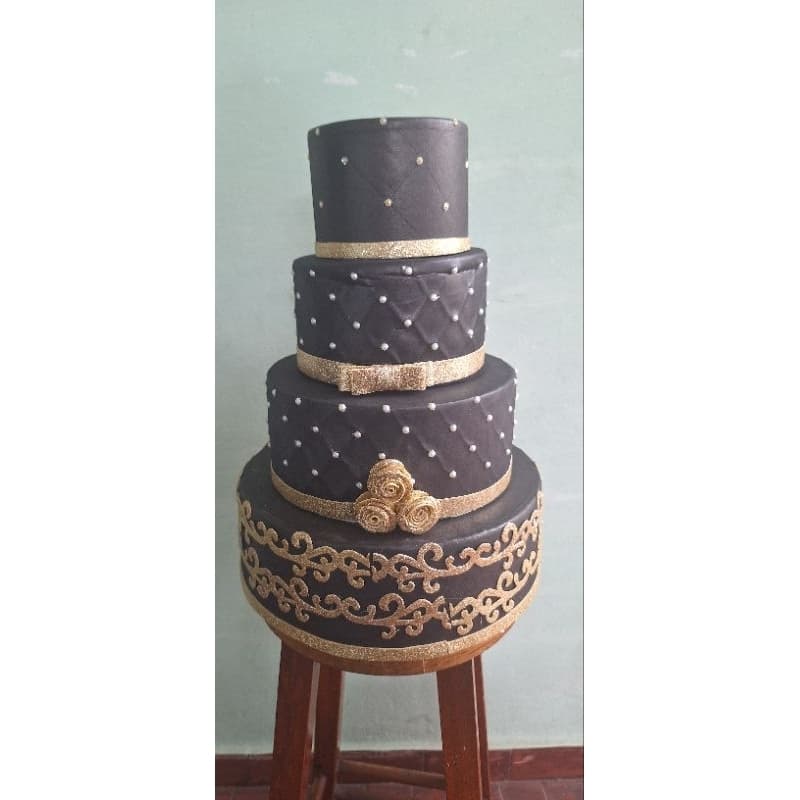 bolo fake preto com e arabesco dourado com 3 flores