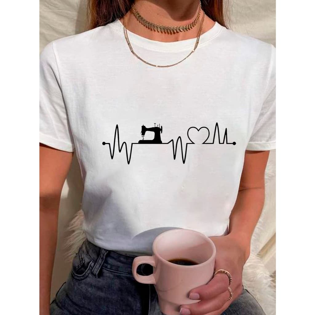 Camiseta babylook feminina estampa máquina de costura preta meio compasso do coração