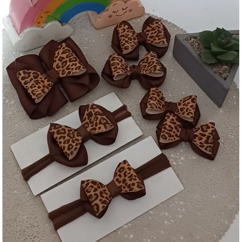 laço com lonita de oncinha marrom no bico de pato ou faixinha de bebê/animal print/parzinho de onça