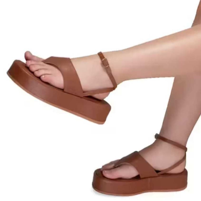 Sandália Chinelo Flat Plataforma Feminino Estilo Asa Delta de Amarração Metalizado Verniz Confortável