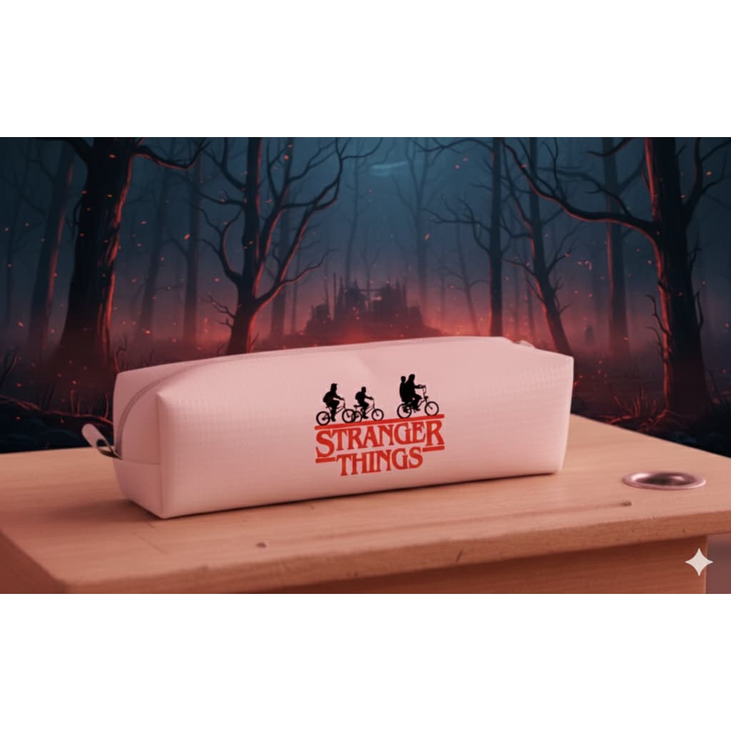 Estojo Stranger Things Branco 20x6cm  frente e verso diferente