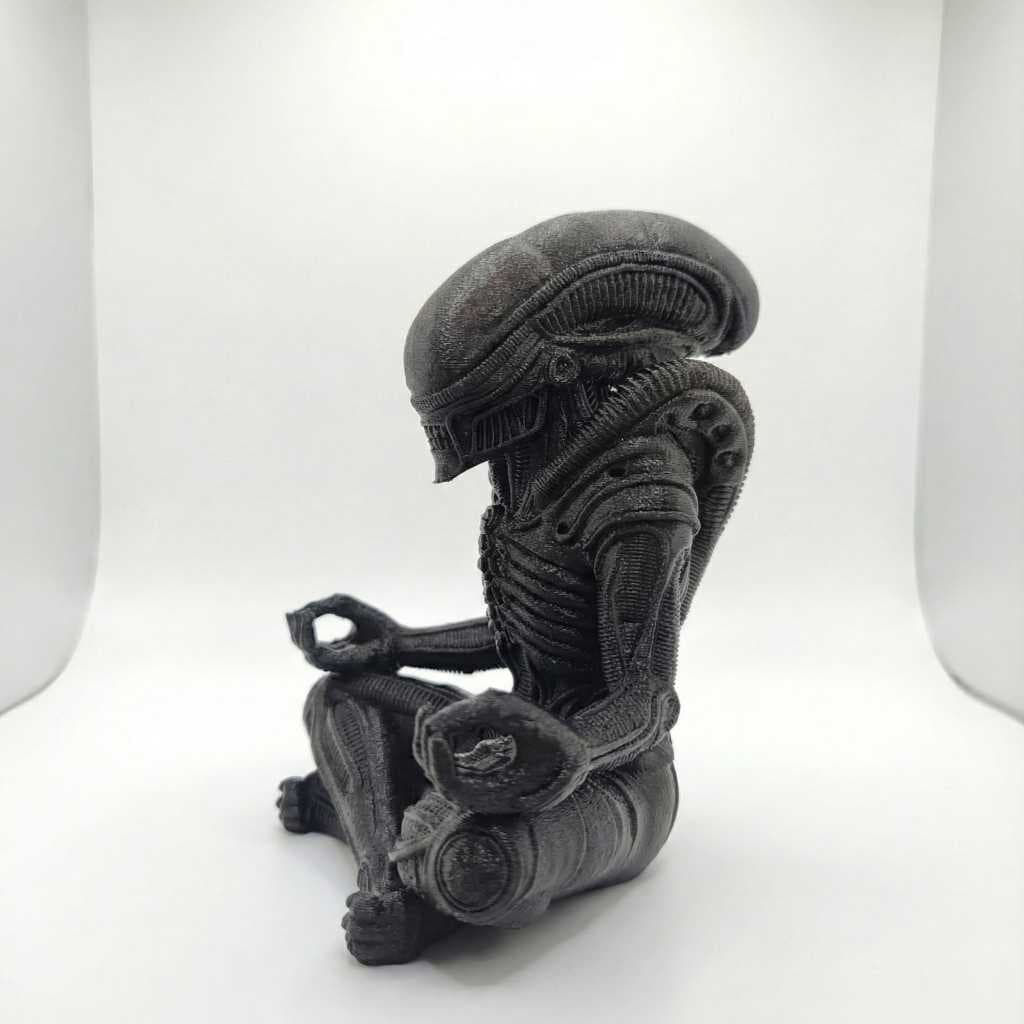 Figura Xenomorfo Buddha - Alien Pose de Yoga | Colecionável Sci-Fi 3D/ O Predador da Paz | Setup Gamer