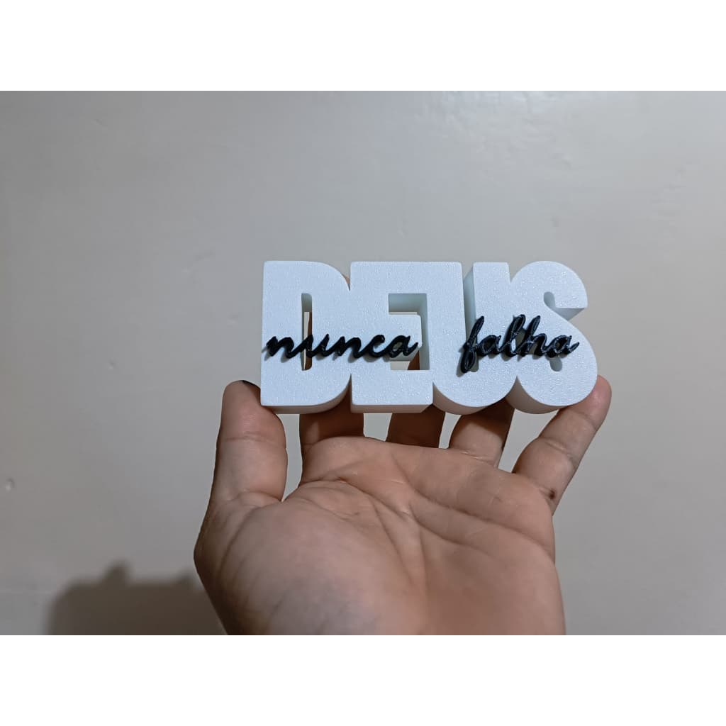 Letreiro "Deus nunca falha"
